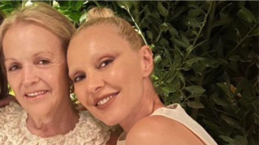 Τάμτα: Μας δείχνει τα ενθύμια που φύλαξε η μητέρα της για εκείνην και αφορούν στην καριέρα της [βίντεο]